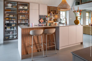 Stijlvolle moderne keuken met centraal kookeiland, afgewerkt in lichtbeige, matte HM01 Piombo