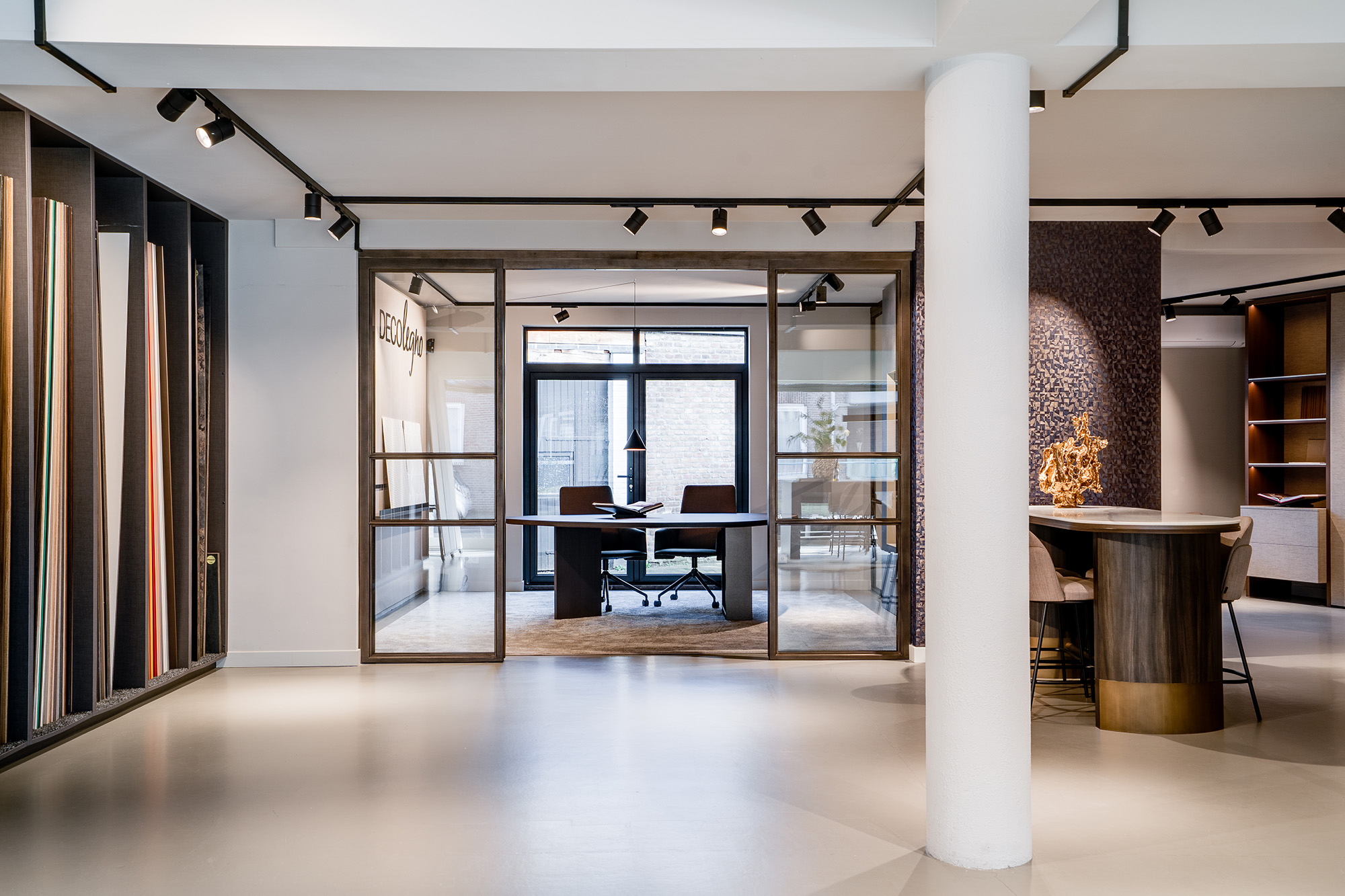 Afsluitbare spreekruimte met glazen wanden in de showroom van DecoLegno in Echt