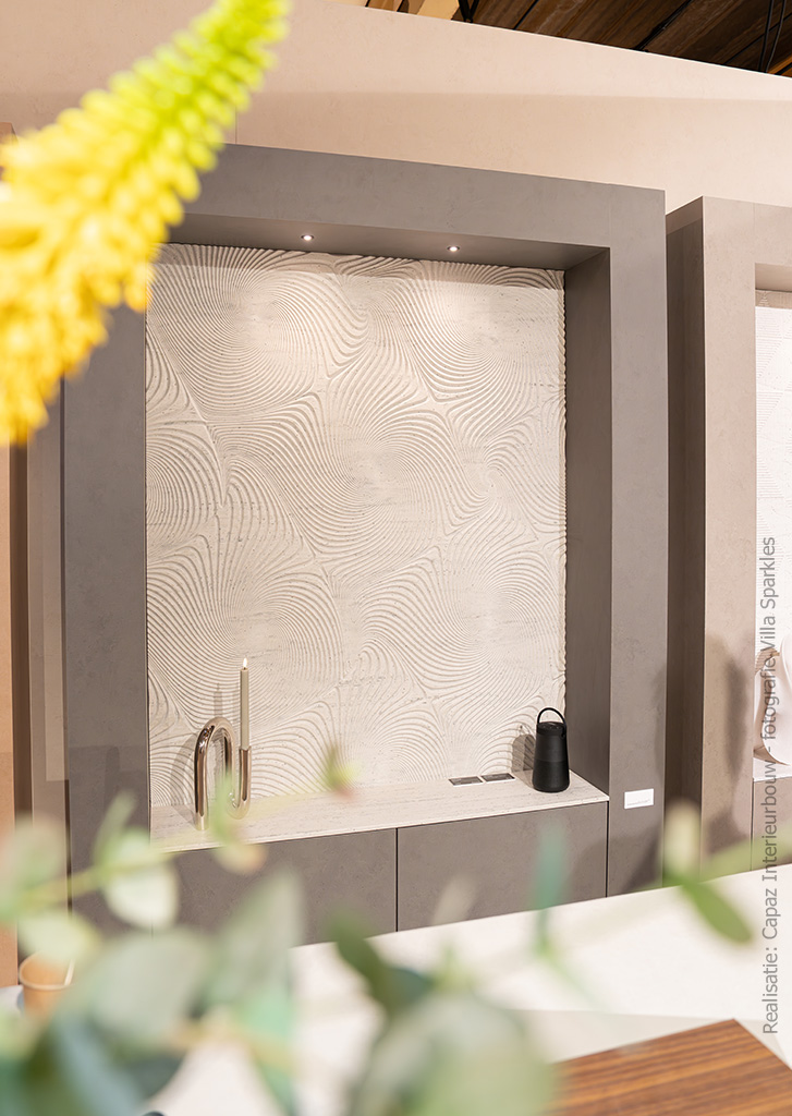 Detailafbeelding van een kast in de DecoLegno stand van Design District gemaakt van de DM5017 Grigio van Durasein en FD15 Taranta van Cleaf