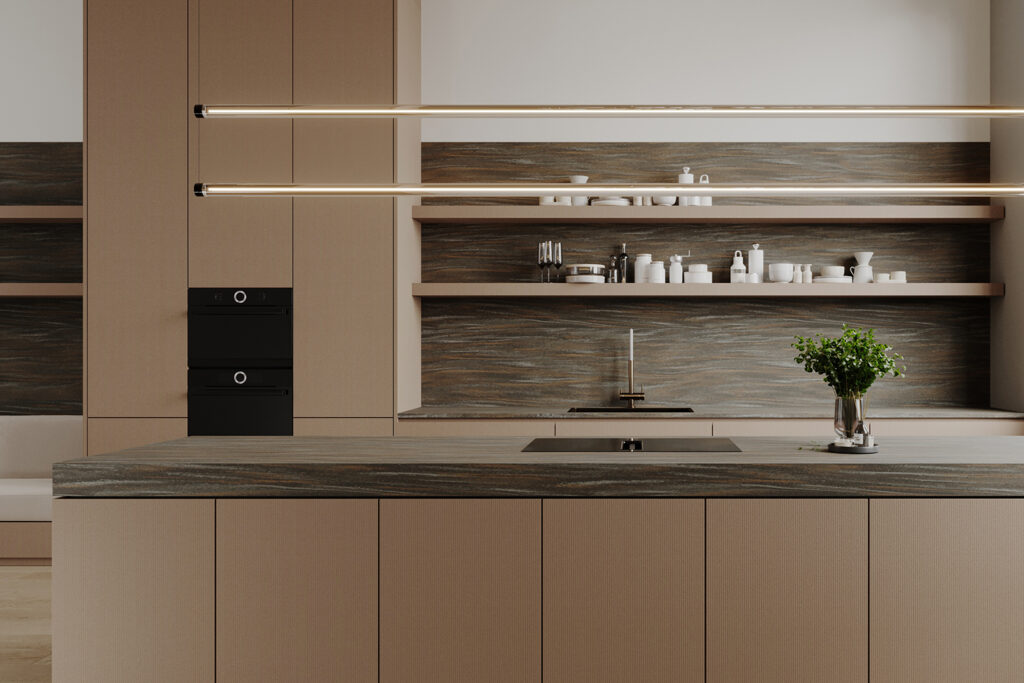 Keuken met fronten in de FD37 Traccia van Cleaf, decoratief plaatmateriaal met een regelmatig ritme van verfijnde lijnen in bronskleurig metallic.