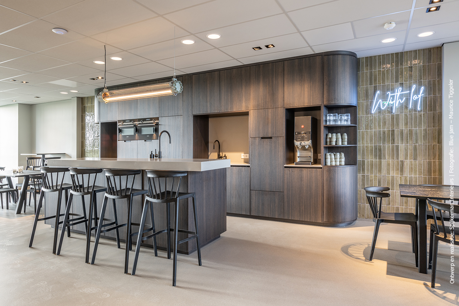 Maatwerk keuken in bedrijfskantine uitgevoerd in donkere, driedimensionale structuur LR29 Riga