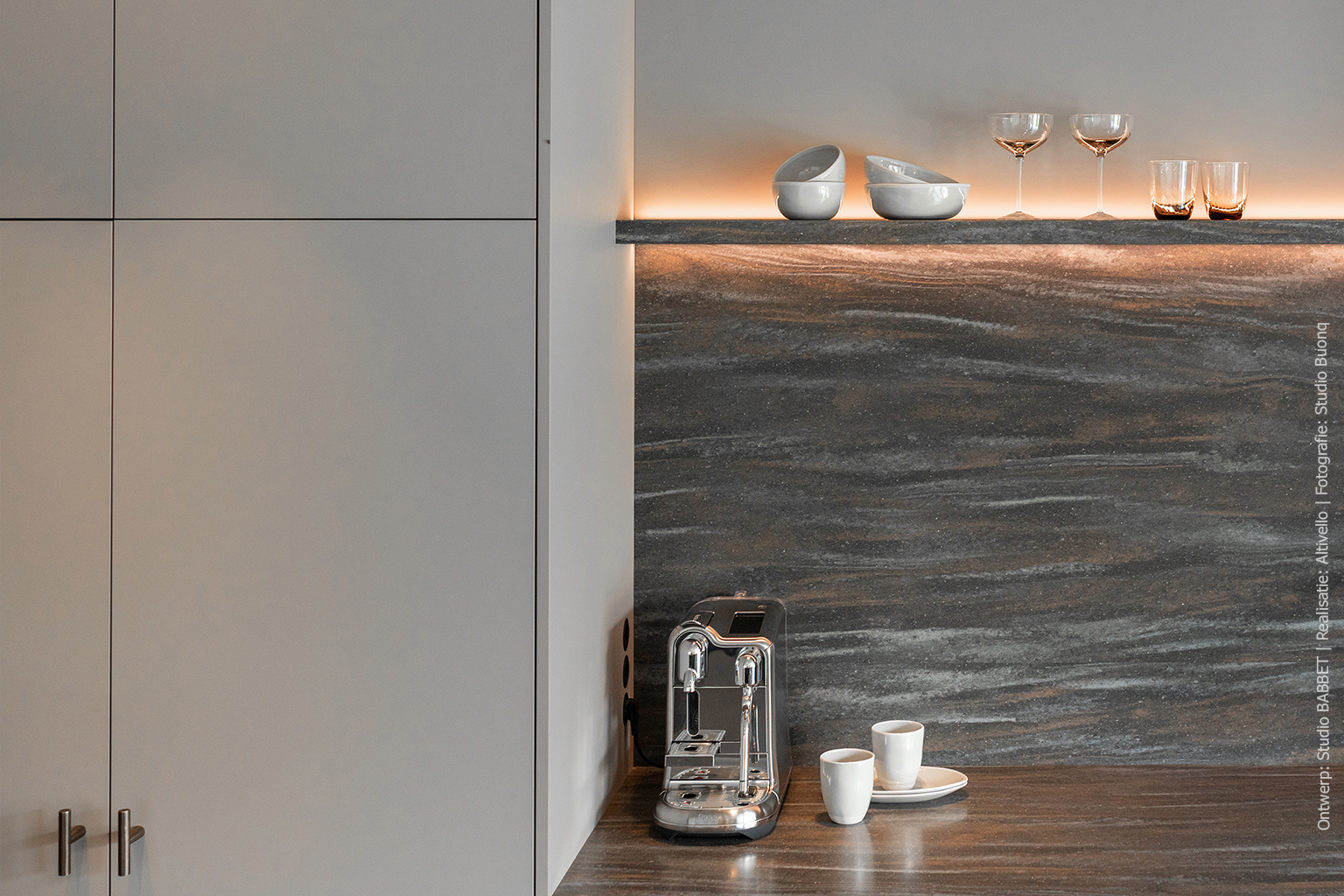 Keuken met kookeiland in warmbruin solid surface DM5004 Volcano met steenrode en grijze nuances, taupekleurige kasten in UA94 Talco