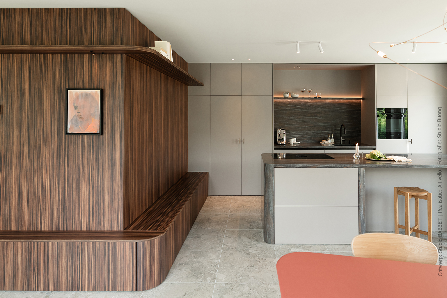 Keuken met kookeiland in warmbruin solid surface DM5004 Volcano met steenrode en grijze nuances, taupekleurige kasten in UA94 Talco en wandafwerking in Pallisanderdecor LK00 Matrix met voelbare houtnerf
