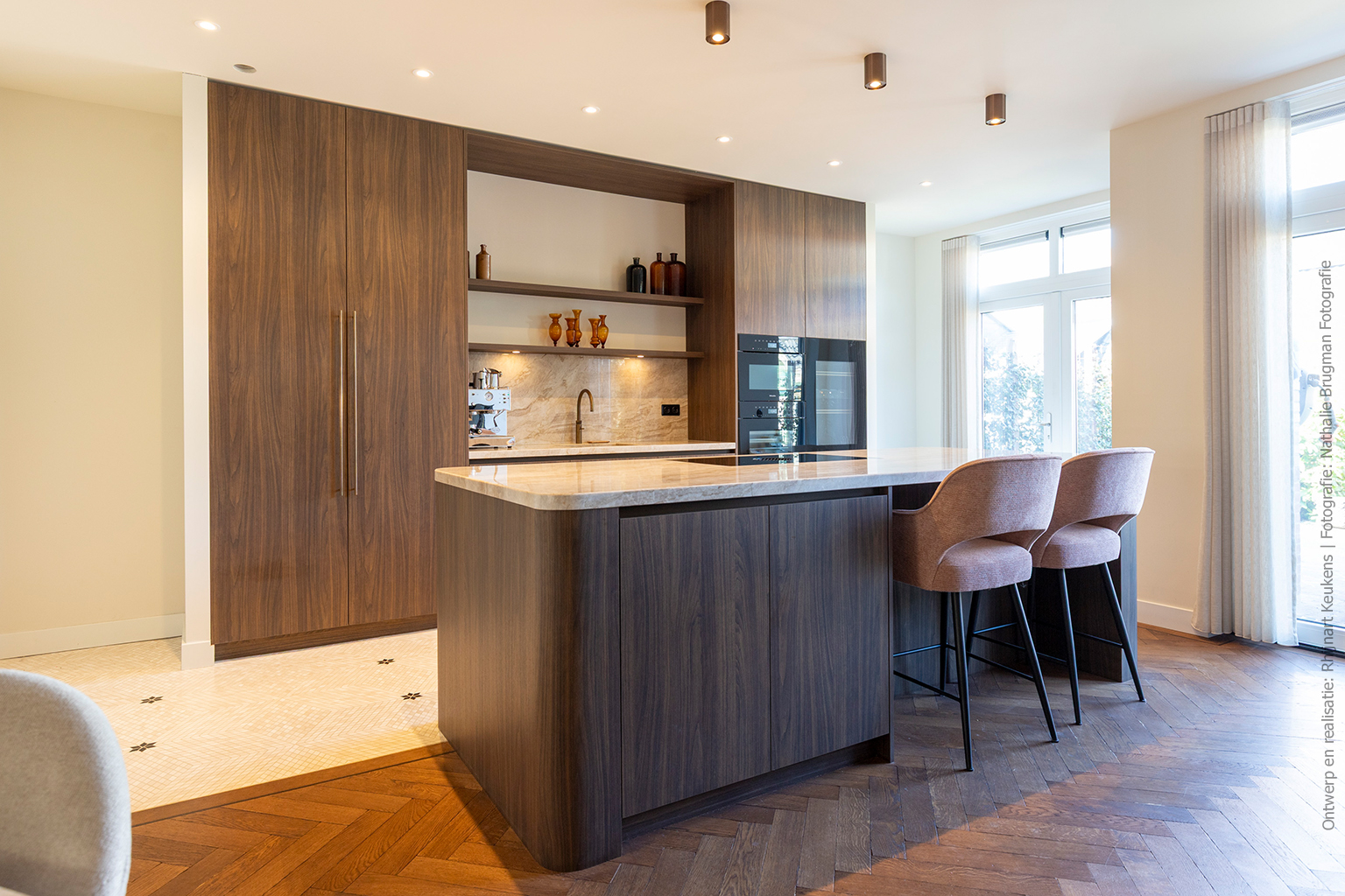 Stijlvolle keuken met donker walnootdecor en afgeronde vormen