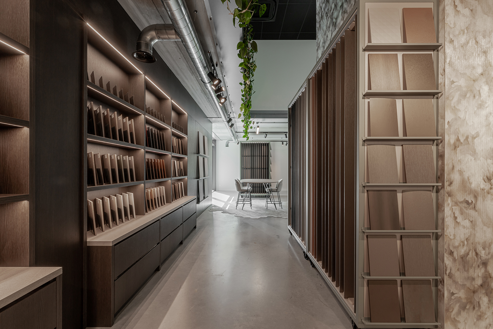 Showroom Kampenhout in Belgie, links zie je de kasten met kleine stalen en rechts de kasten met grootformaat panelen