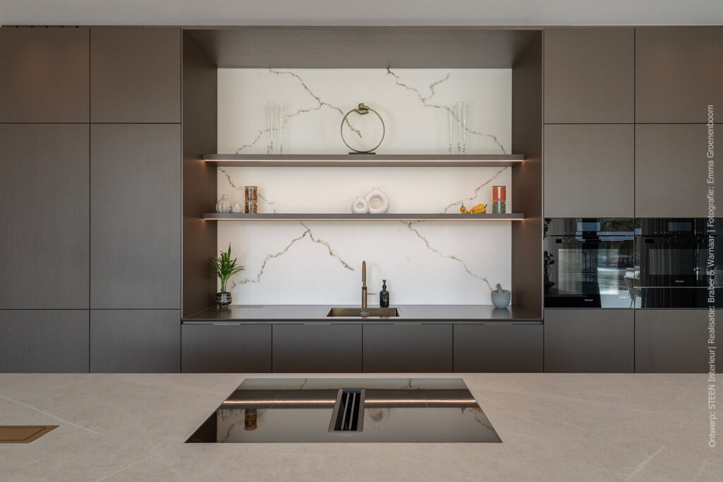 Moderne keuken met kookeiland, uitgevoerd in metallic decor FA84 Reflex met subtiele zijdeglans