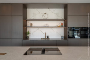 Moderne keuken met kookeiland, uitgevoerd in metallic decor FA84 Reflex met subtiele zijdeglans