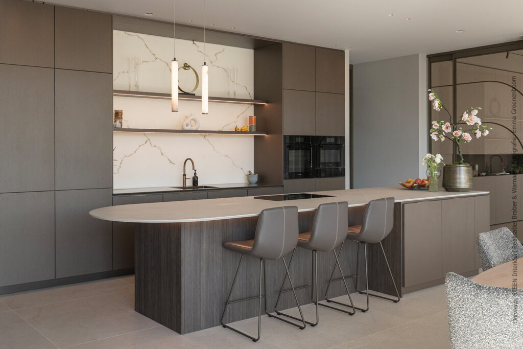 Moderne keuken met kookeiland, uitgevoerd in metallic decor FA84 Reflex met subtiele zijdeglans