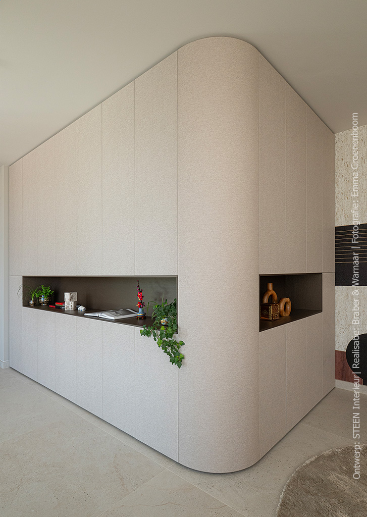 Maatwerkkast met ronde hoeken in Cleaf Alpaca FC29, met matte textuur en warme woluitstraling