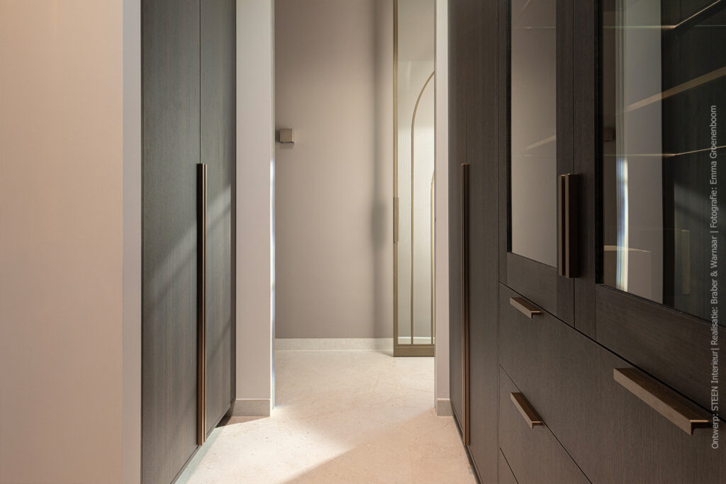 Inloopkast uitgevoerd in donker houtdecor LR29 Sablé met gezandstraalde houtstructuur