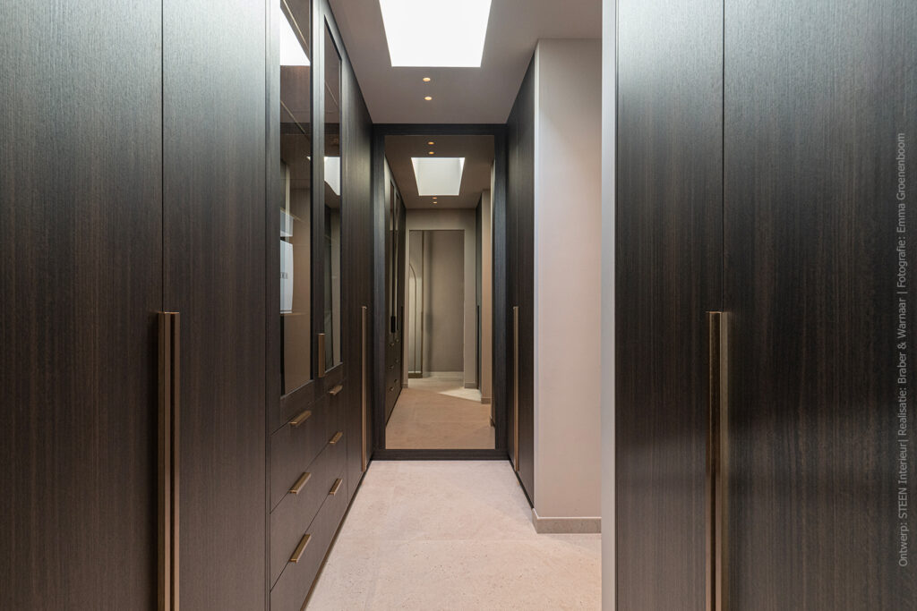 Inloopkast uitgevoerd in donker houtdecor LR29 Sablé met gezandstraalde houtstructuur