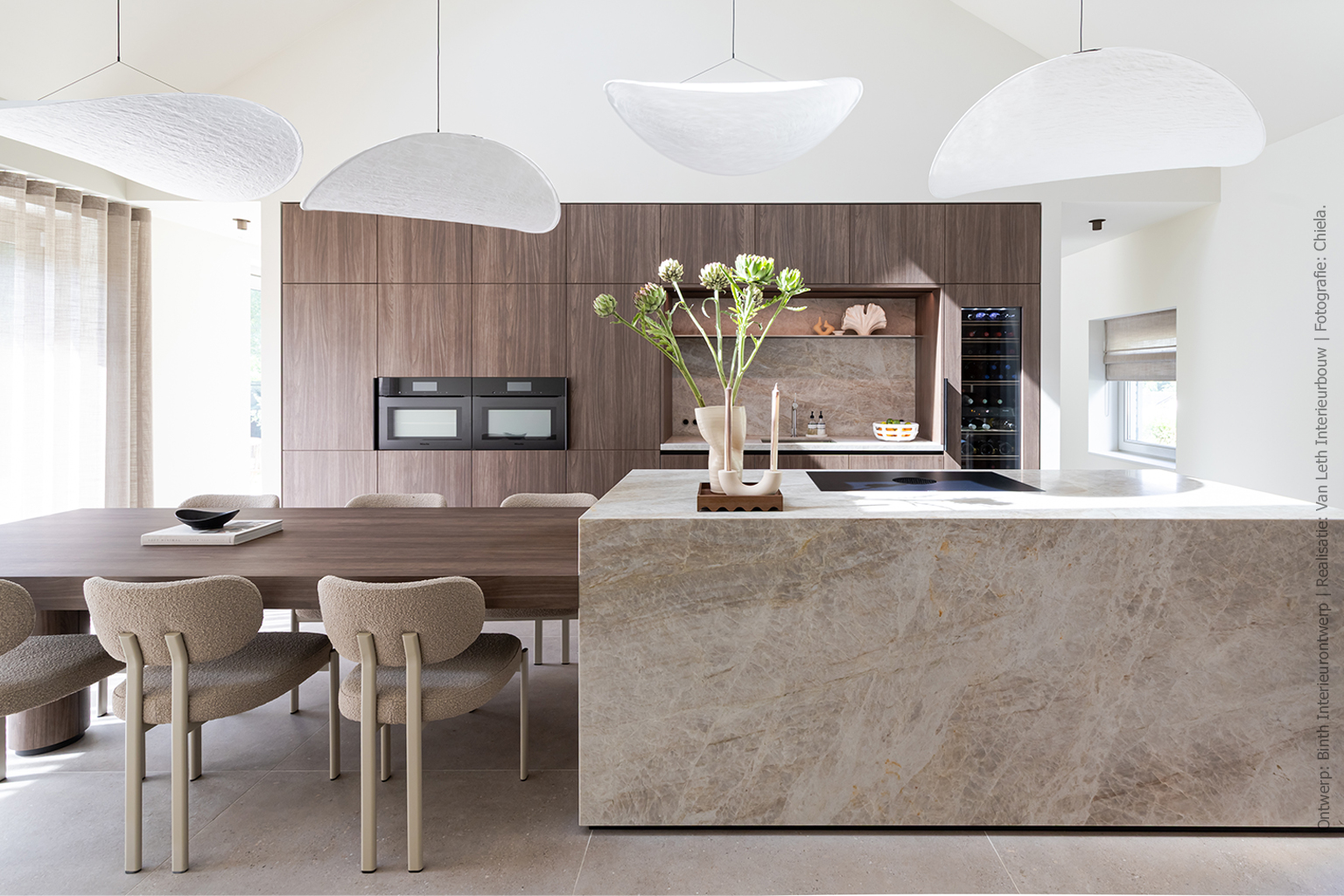 Doorgedacht design met warme houtstructuur in de hoofdrol