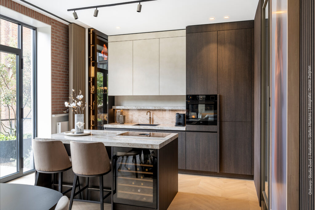 Maatwerk keuken met kookeiland in S003 Spessart van Cleaf, een donkerbruin eiken decor met natuurlijke uitstraling