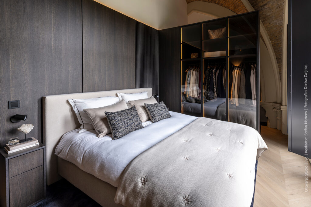 Maatwerk wandbekleding in S003 Spessart van Cleaf, een donkerbruin eiken decor met natuurlijke uitstraling