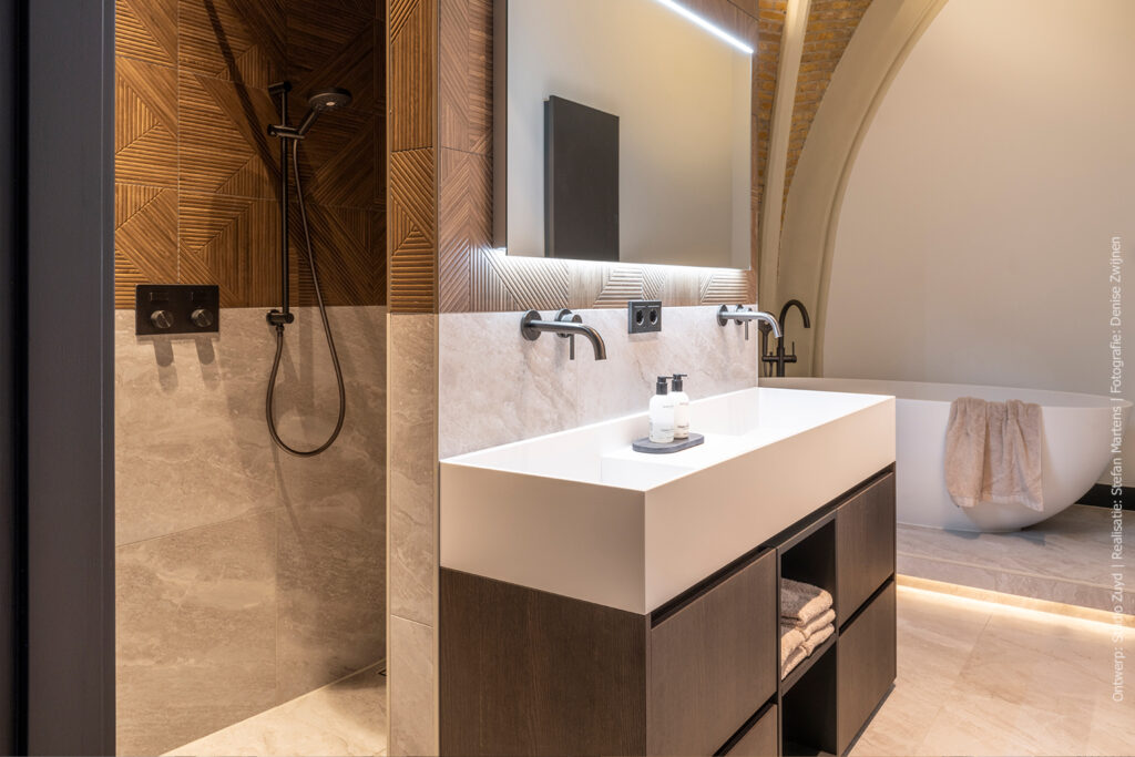 Maatwerk wasmeubel in S003 Spessart van Cleaf, een donkerbruin eiken decor met natuurlijke uitstraling