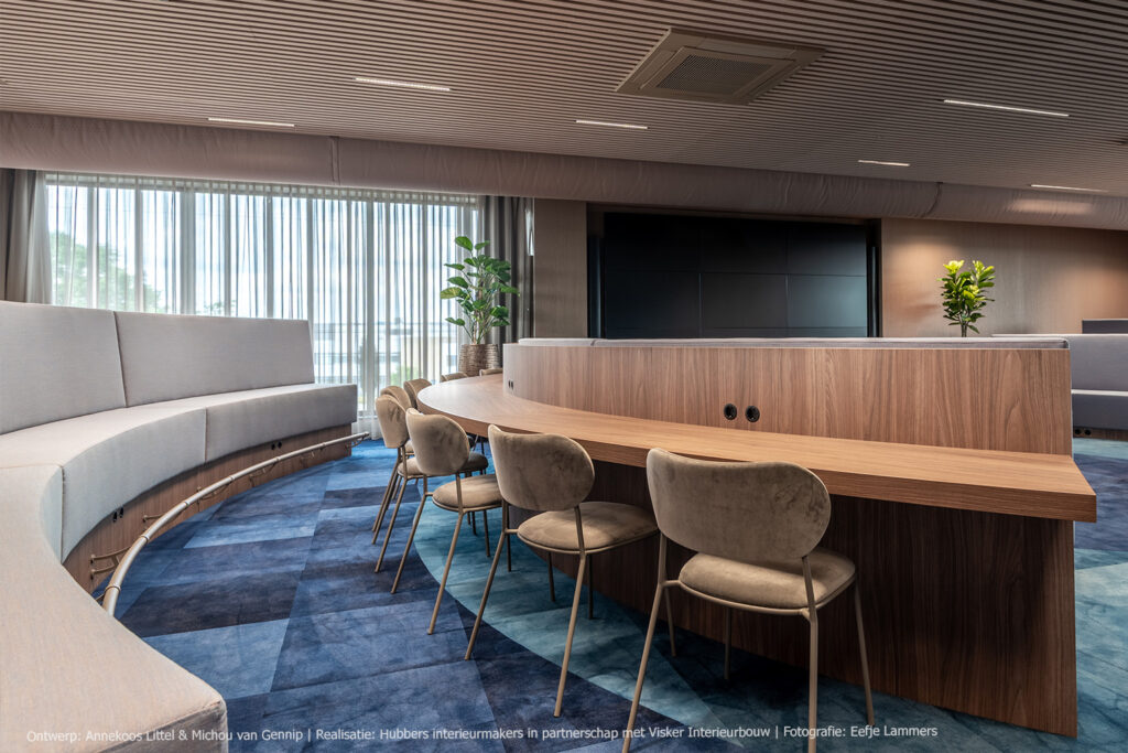 Moderne vergaderruimte met maatwerk in LS40 Poro Noce met warme walnootuitstraling