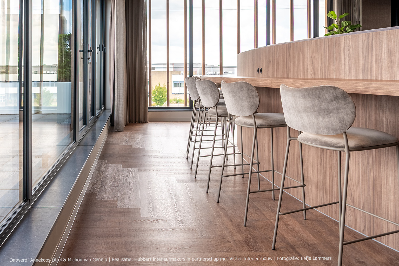 Moderne vergaderruimte met maatwerk in LS40 Poro Noce met warme walnootuitstraling