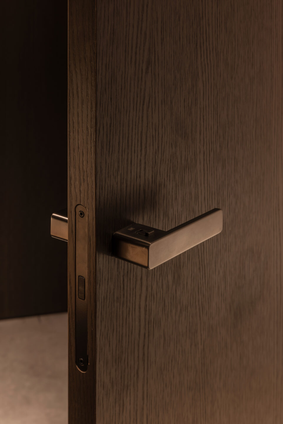 Detailafbeelding van een deur gemaakt van het donkerbruine decor S181 Quercia 