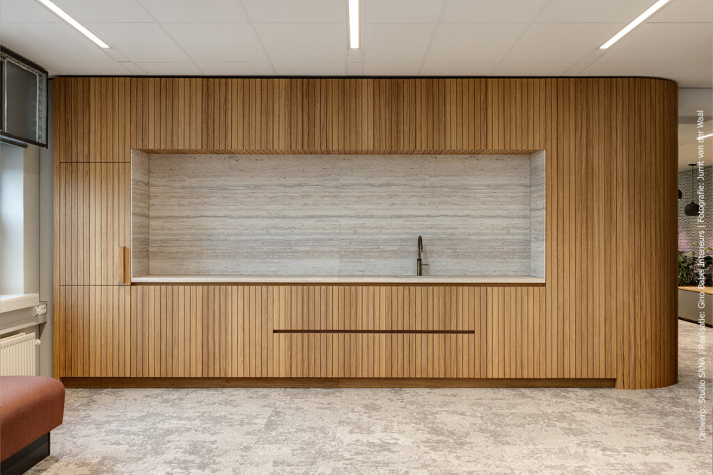 Moderne kantoorpantry met werkblad en achterwand in Travertin decor FD01 Taranta