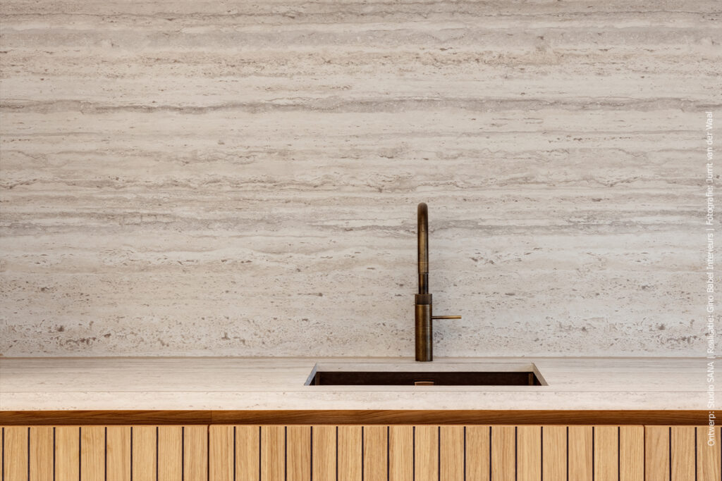 Moderne kantoorpantry met werkblad en achterwand in Travertin decor FD01 Taranta