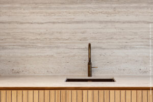 Moderne kantoorpantry met werkblad en achterwand in Travertin decor FD01 Taranta