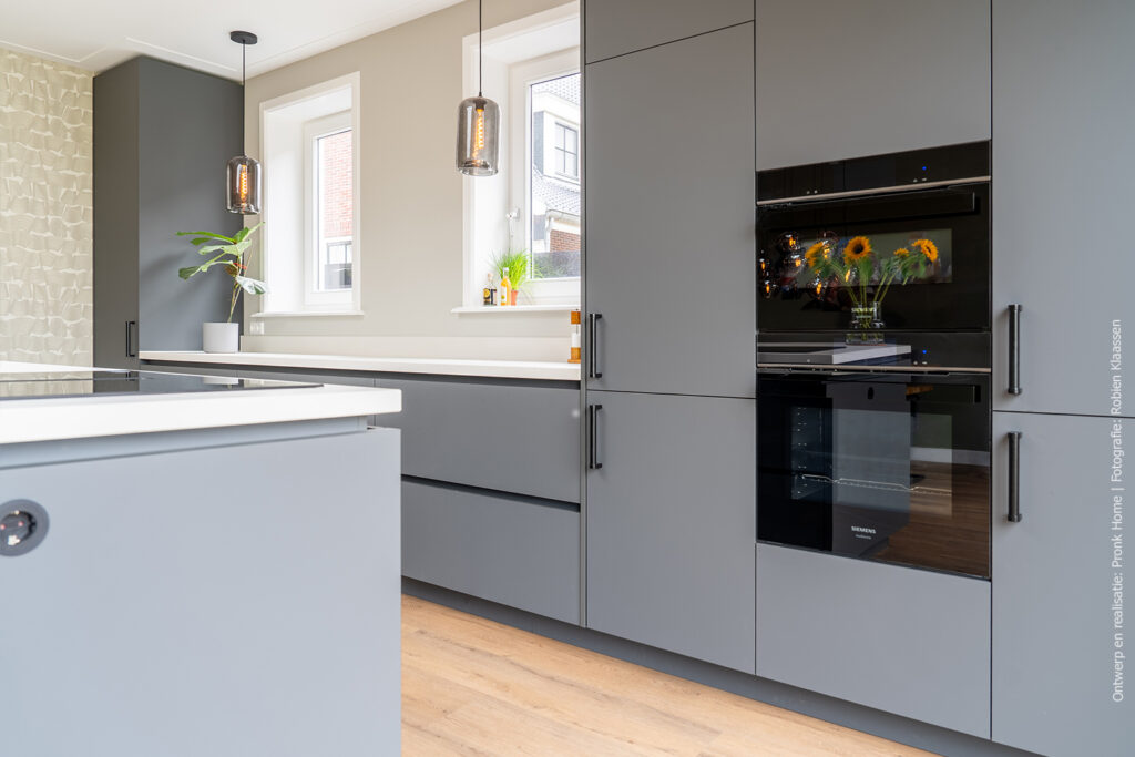 Moderne keuken met kookeiland in antracietgrijze HM06 Piombo