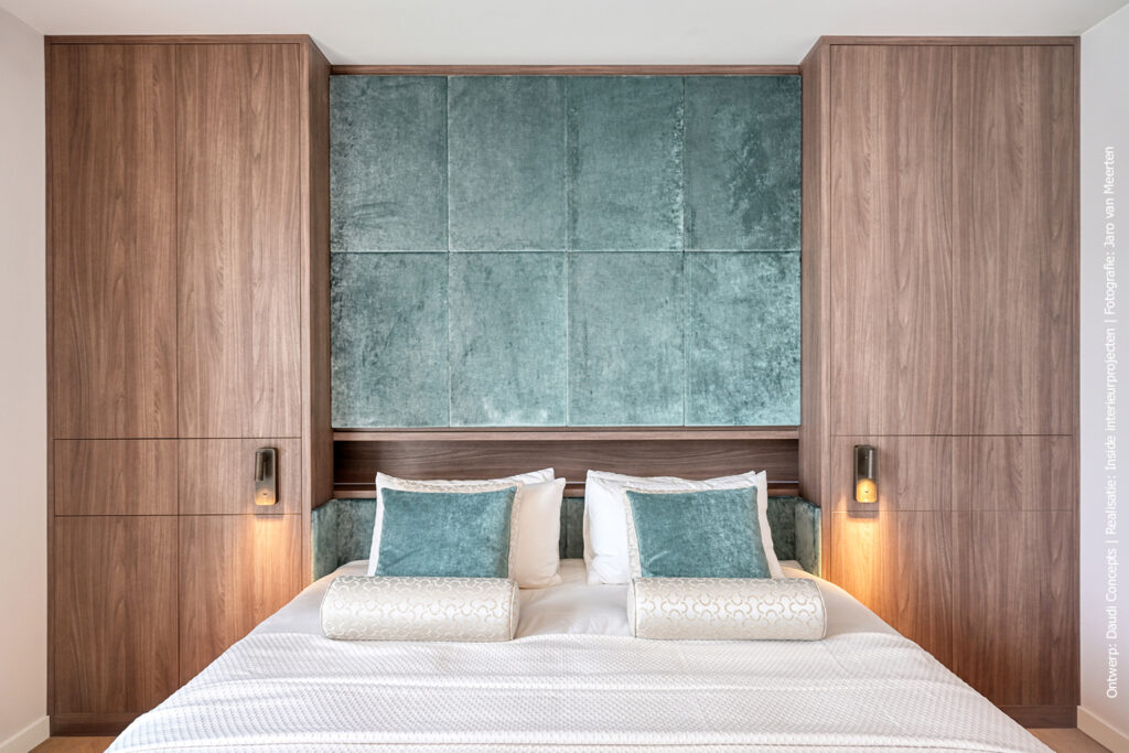 Bedkasten in warmbruine LS14 Poro Noce, een decor met de uitstraling van walnotenhout