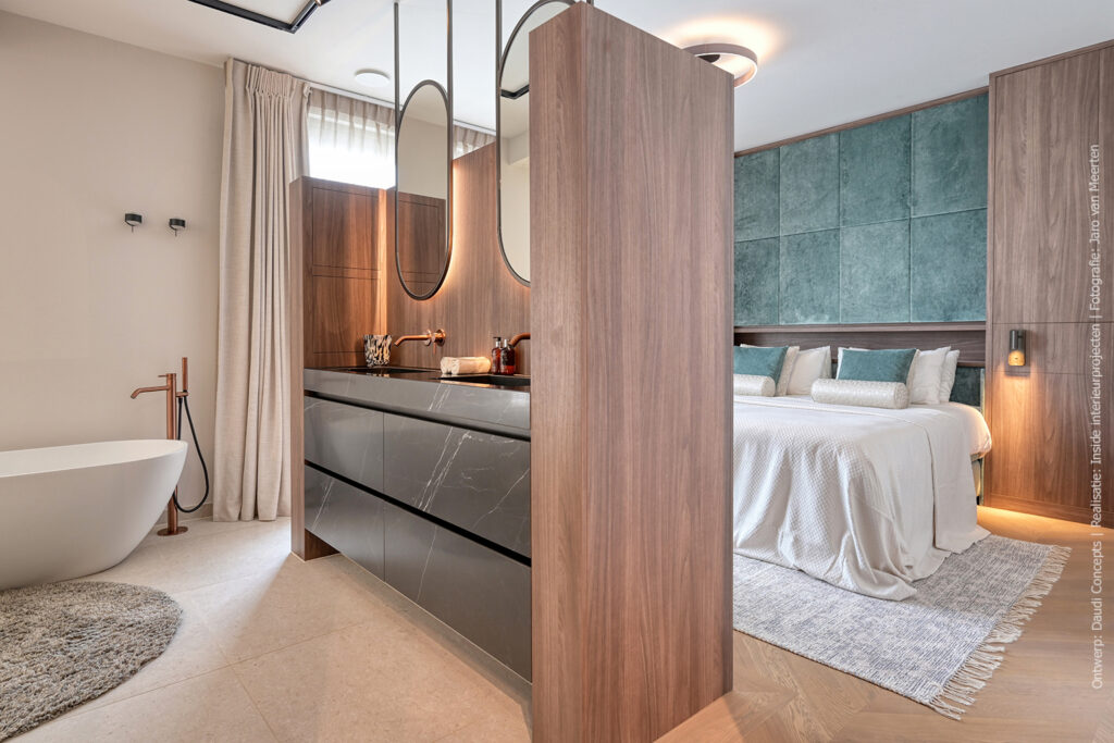 Bedkasten en maatwerkafscheiding tussen badkamer en slaapkamer in warmbruine LS14 Poro Noce