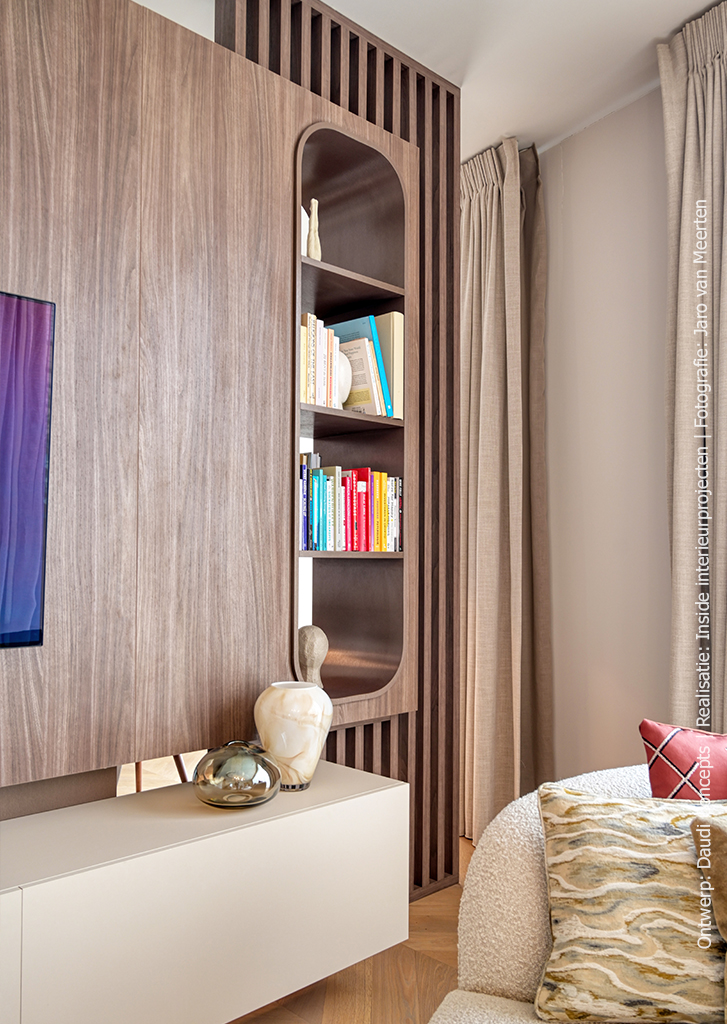 Maatwerk cinewall in warm bruine LS14 Poro Noce met walnoothout decor