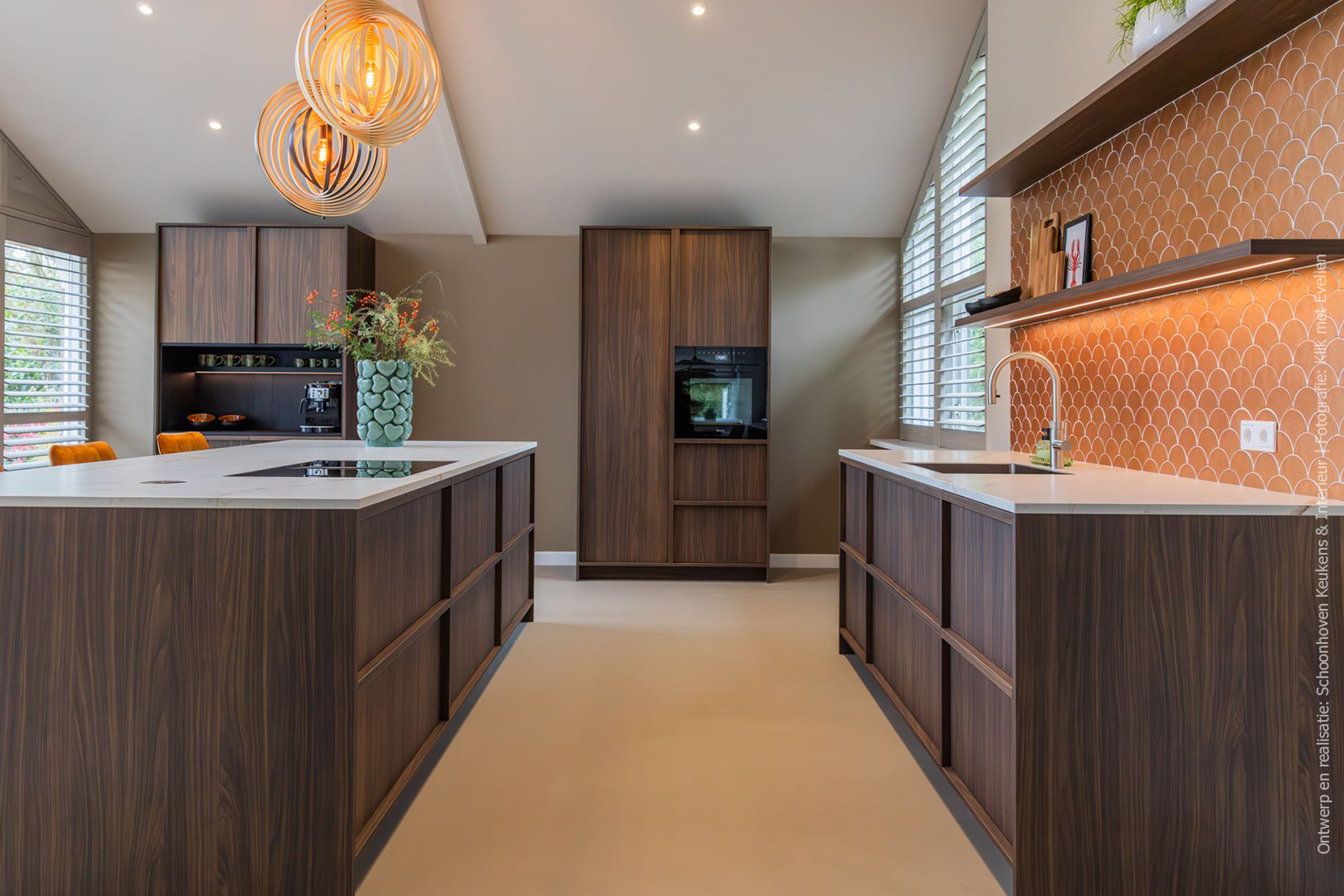 Moderne keuken met kookeiland in de mat donkerbruine LS17 Poro Noce met levendig walnoot decor