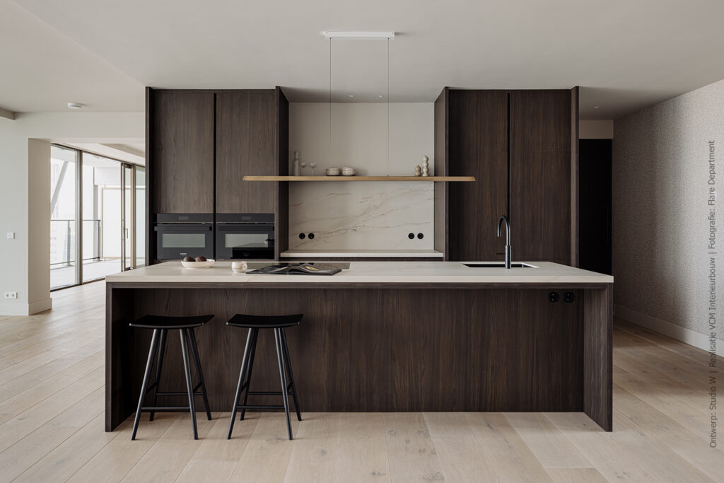 Moderne keuken met kookeiland in warm bruin iepenhoutdecor S156 Fronda