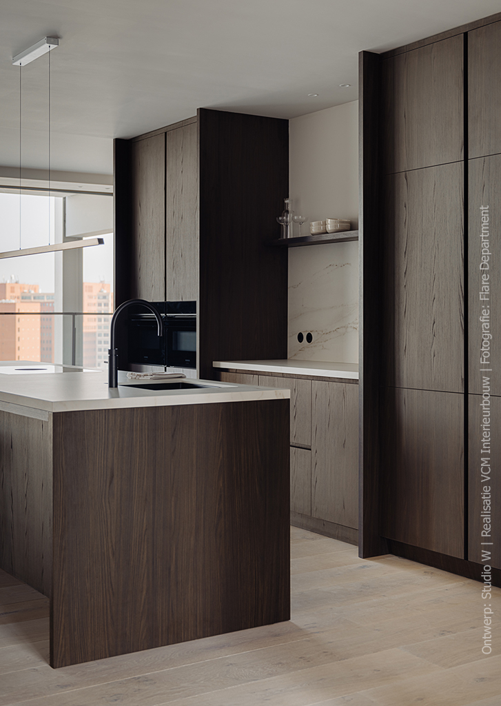 Moderne keuken met kookeiland in warm bruin iepenhoutdecor S156 Fronda