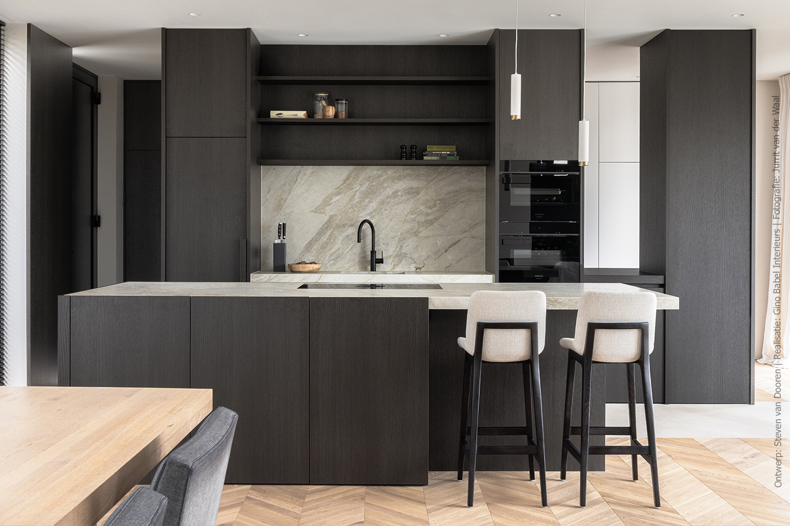 Moderne keuken met kookeiland in het donkerbruine houtdecor S181 Quercia 