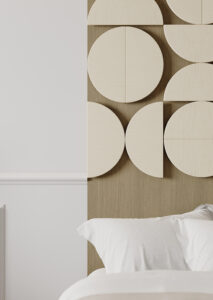 Bed achterwand in decoratief plaatmateriaal van Cleaf, de UB20 Quercia, doet denken aan gespoten eikenfineer in een zachte vanillekleur.