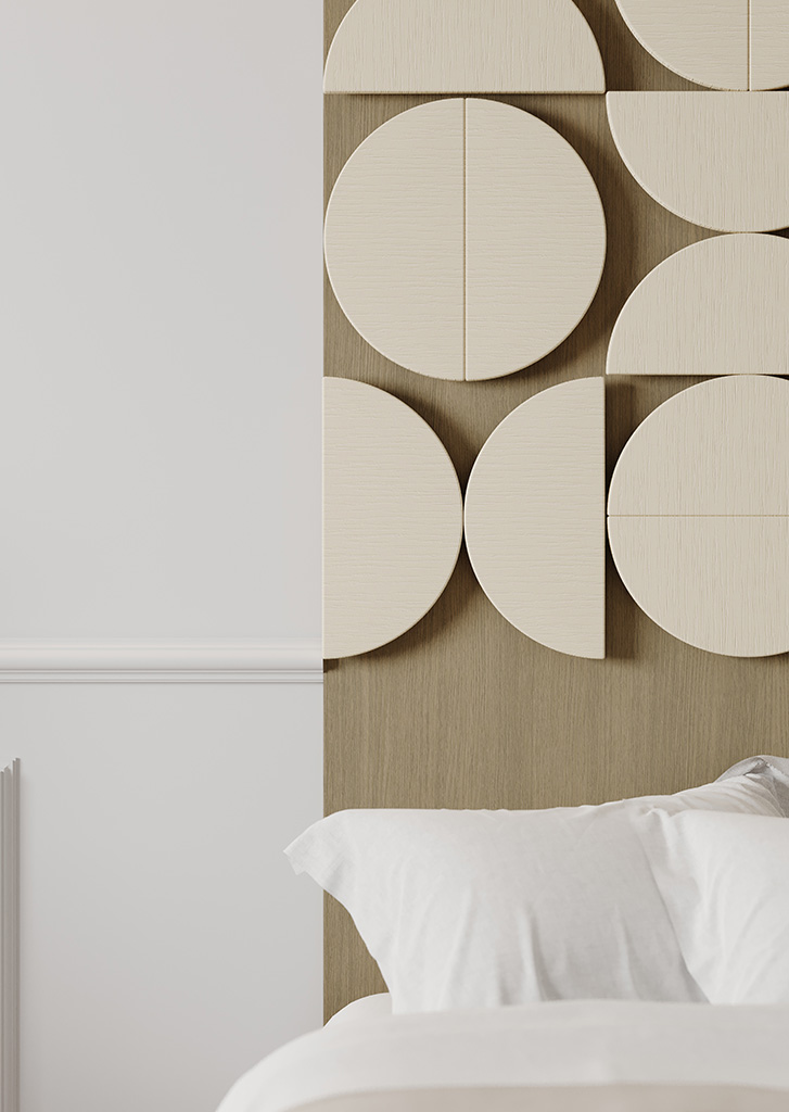 Bed achterwand in decoratief plaatmateriaal van Cleaf, de UB20 Quercia, doet denken aan gespoten eikenfineer in een zachte vanillekleur.