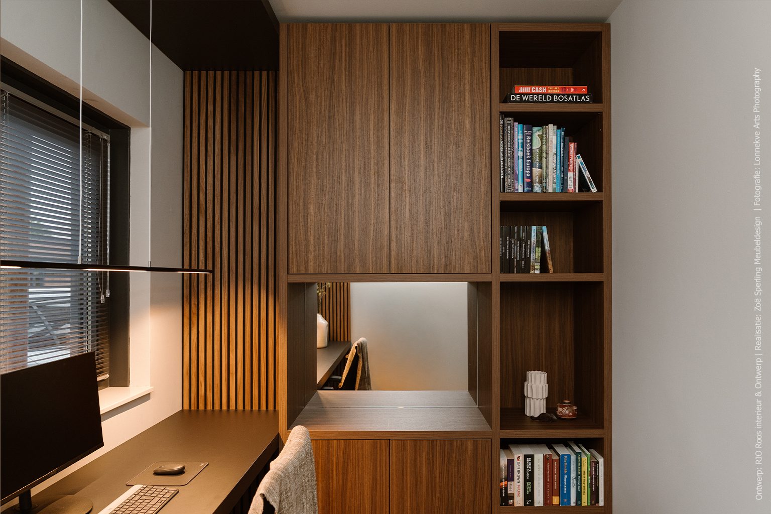 Moderne badkamer met wandafwerking in S185 Quercia, klassiek bruin eikenhoutdecor.