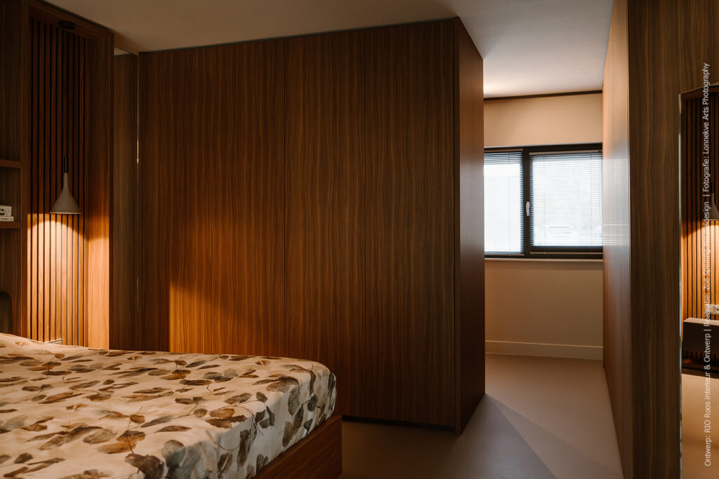 Maatwerk kastenwand in slaapkamer met decor LS47 Poro Noce, gekenmerkt door een levendige nerf en natuurlijke walnootstructuur.
