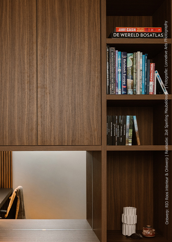 Detailbeeld werkplek in decor LS47 Poro Noce, met de warme uitstraling van kwartiers gezaagd walnoothout.