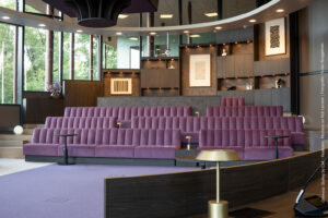 Raadszaal met werktafels, kasten en bankjes in warm bruin houtdecor S156 Fronda van Cleaf.