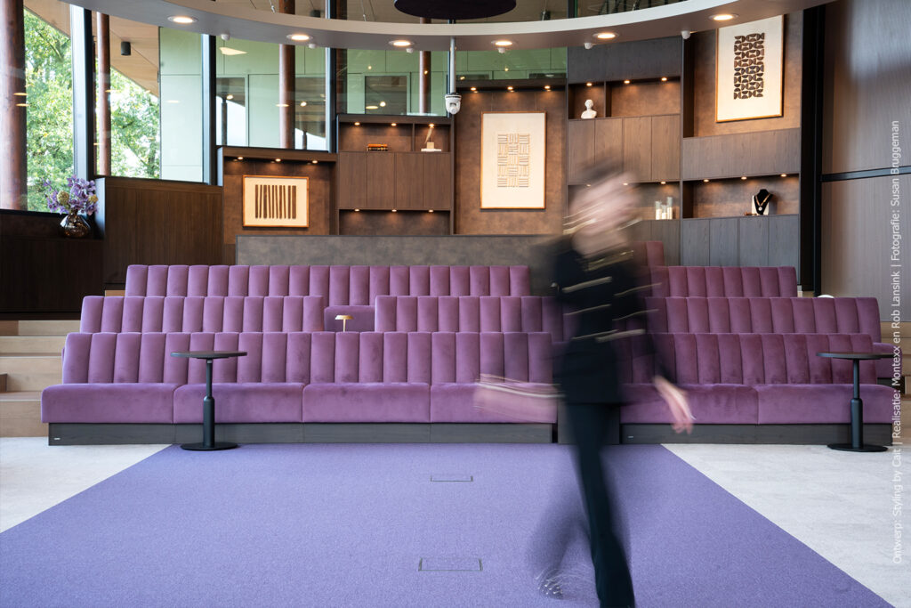 Raadszaal met werktafels, kasten en bankjes in warm bruin houtdecor S156 Fronda van Cleaf.