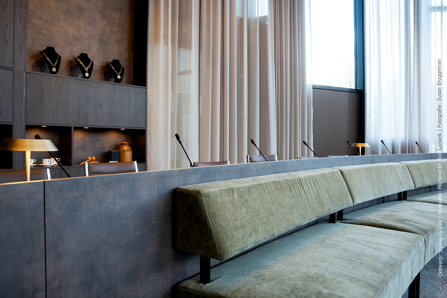 Kastenwand in houtdecor S156 Fronda met achterwand in leerstructuur FA33 Primofiore van Cleaf.