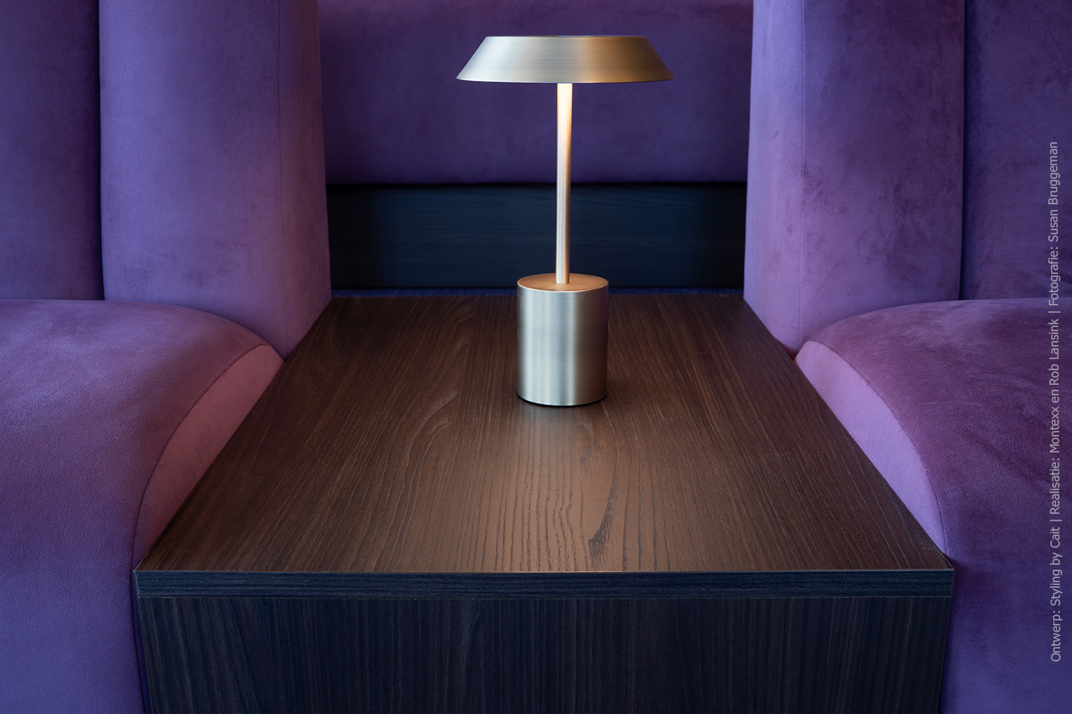 Detail van de zittribune in de raadszaal, met tussenblad in houtdecor S156 Fronda van Cleaf.