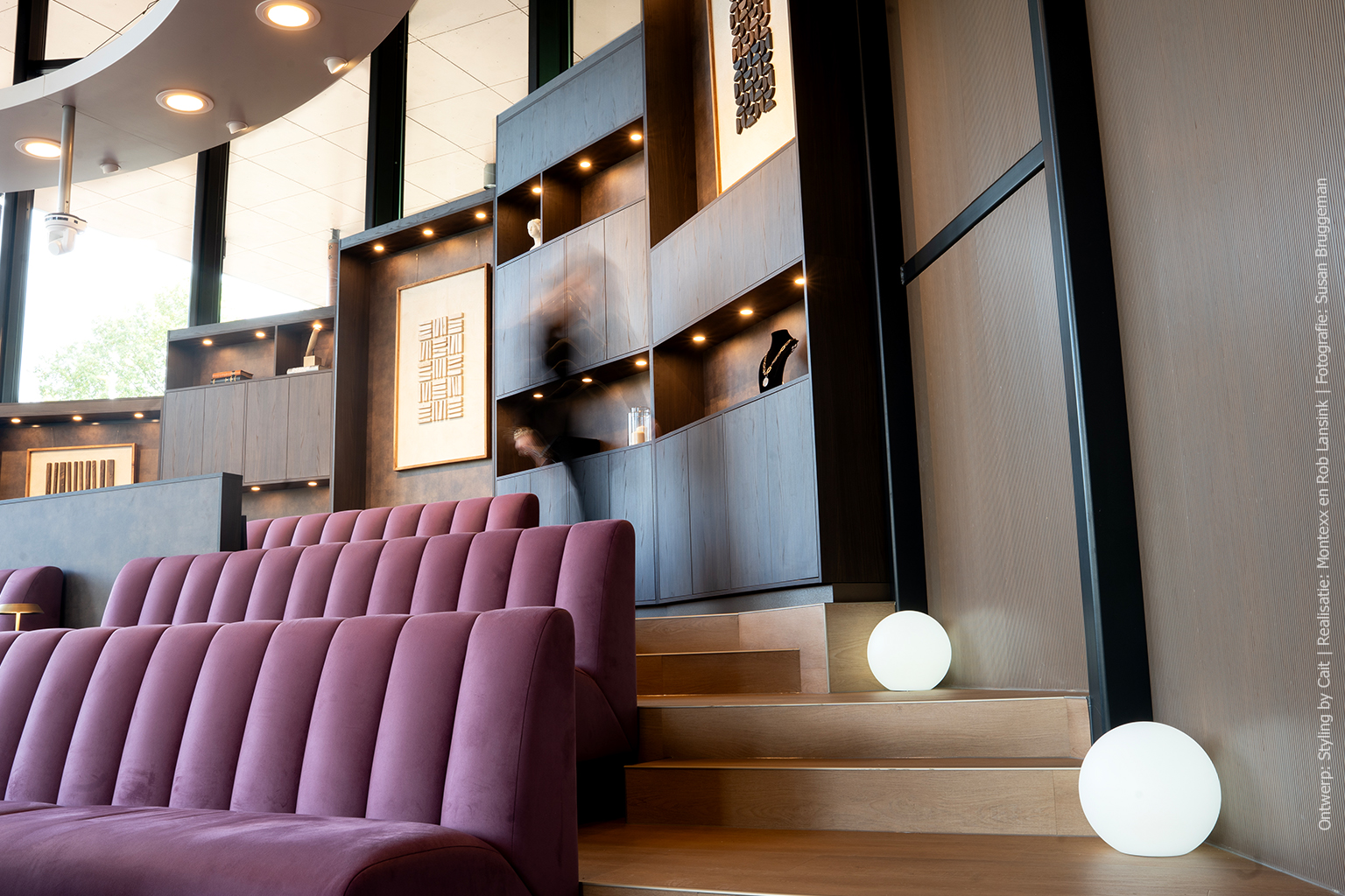 Raadszaal met kasten en bankjes in warm bruin houtdecor S156 Fronda van Cleaf.