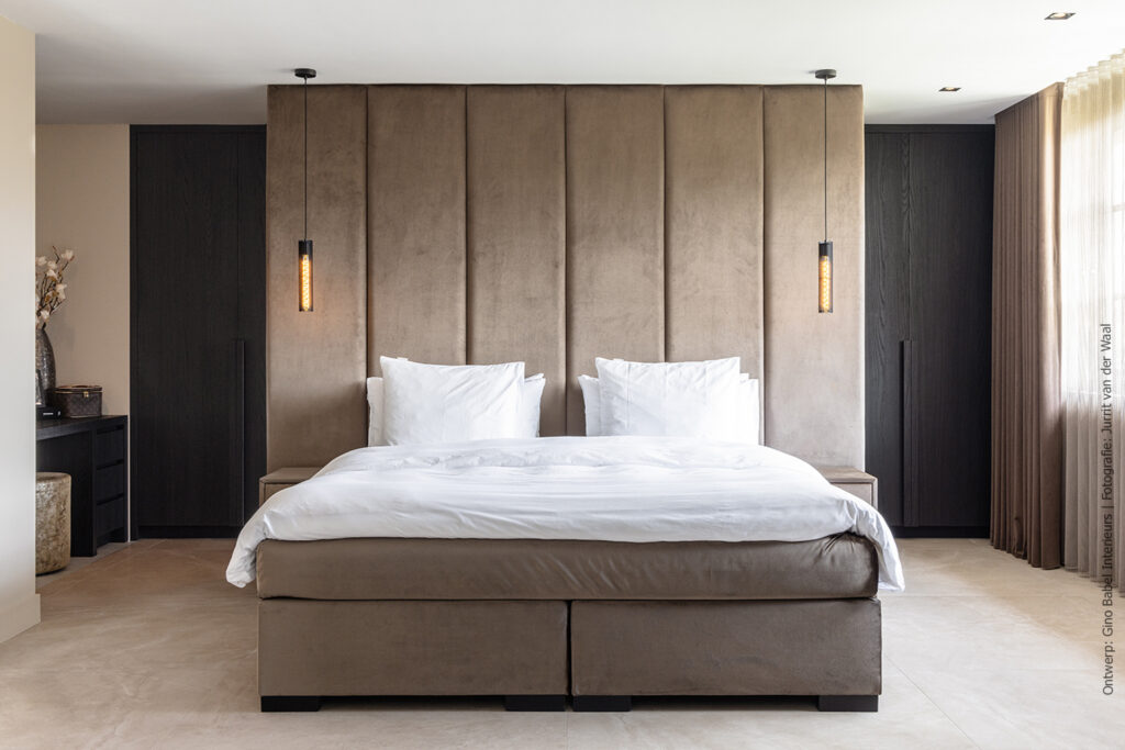 Luxe slaapkamer met kastenwand in decor S176 Corteccia, met zwarte basistint en bruine nuances voor een luxe, natuurlijke uitstraling.