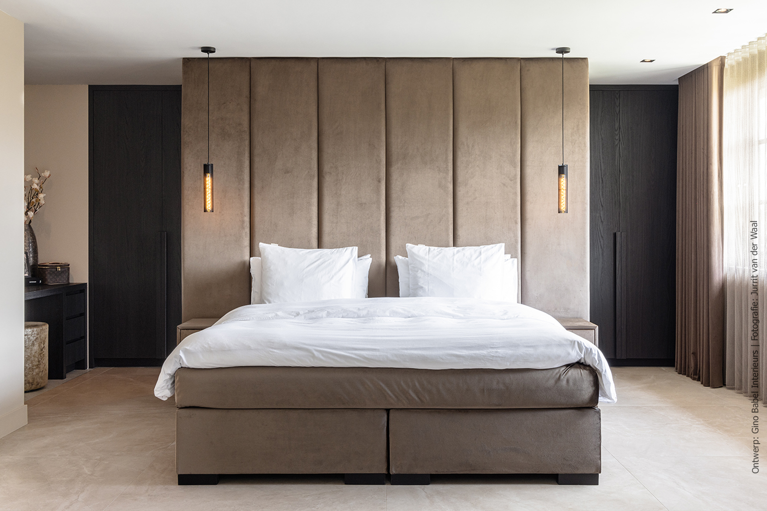 Luxe slaapkamer met kastenwand in decor S176 Corteccia, met zwarte basistint en bruine nuances voor een luxe, natuurlijke uitstraling.