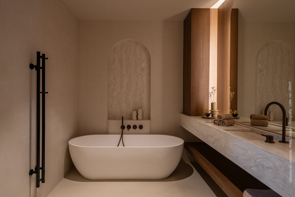 Moderne badkamer met wandafwerking in S185 Quercia, klassiek bruin eikenhoutdecor.