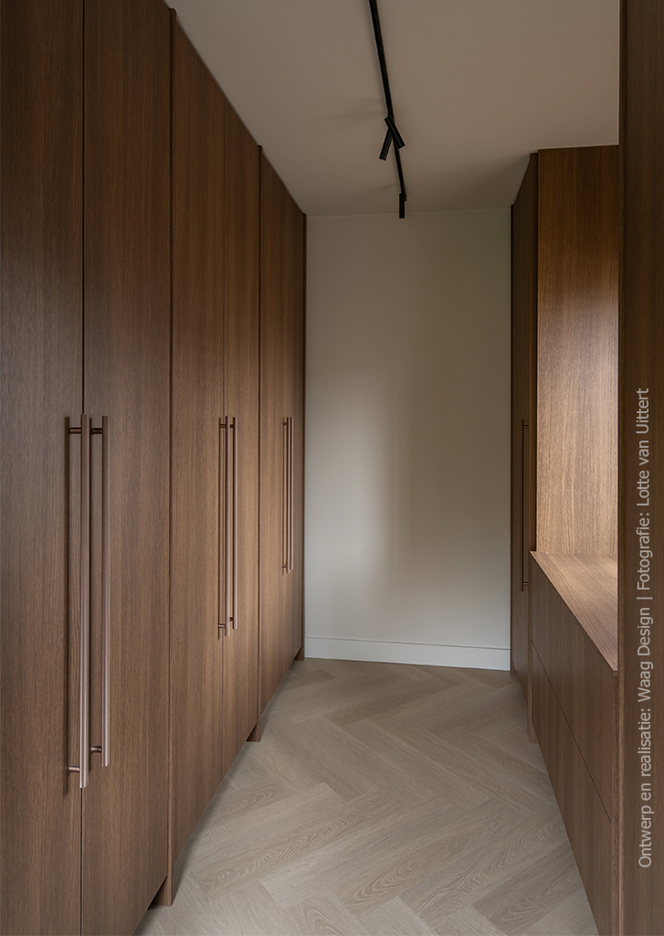 Hoge kasten met wandafwerking in S185 Quercia, klassiek bruin eikenhoutdecor.