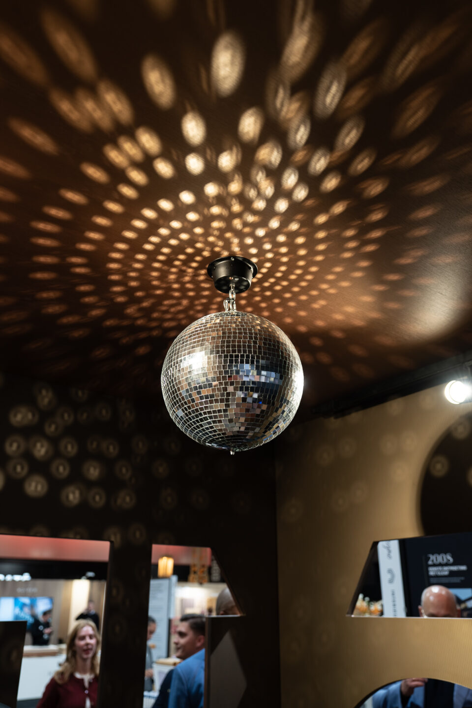 De discobal in de stand van DecoLegno op het Interieur Paviljoen tijdens Houtpro+