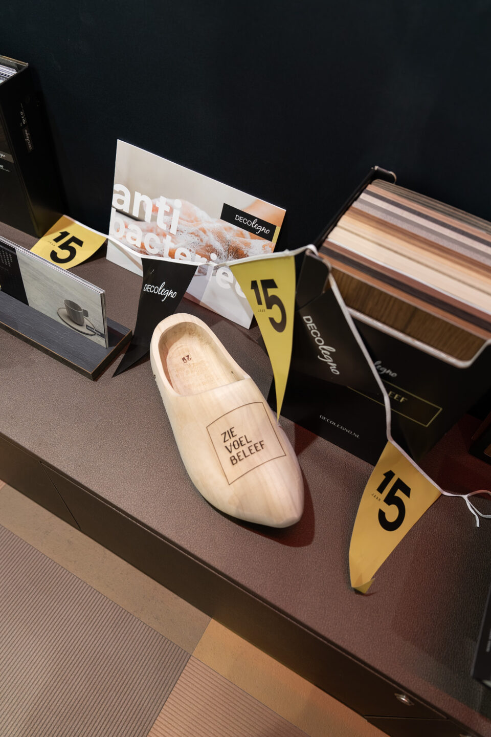 Detailfoto van de promotiematerialen op het Interieurpaviljoen tijdens Houtpro+. 