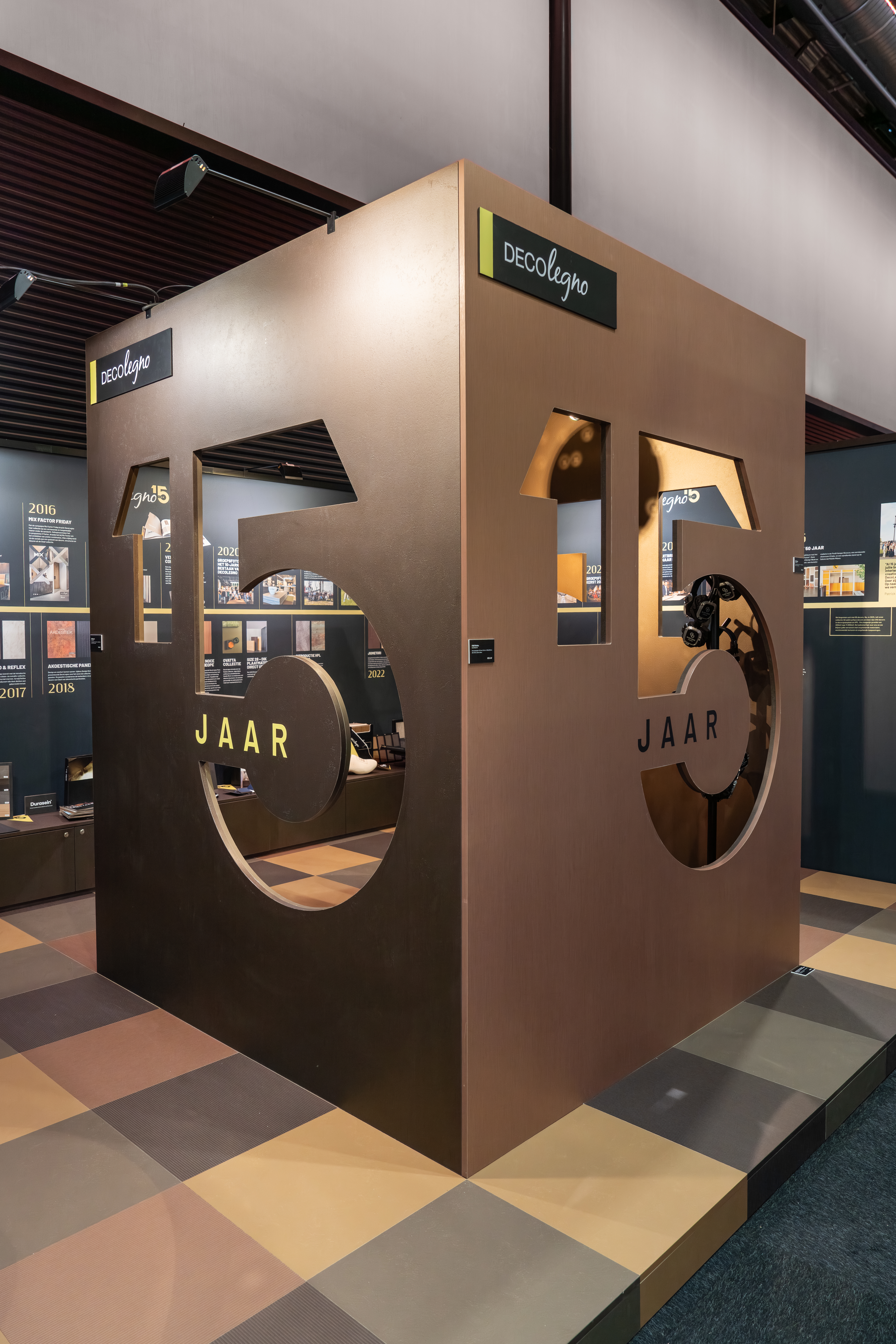 De kubus en stand van DecoLegno op het Interieur Paviljoen tijdens Houtpro+.